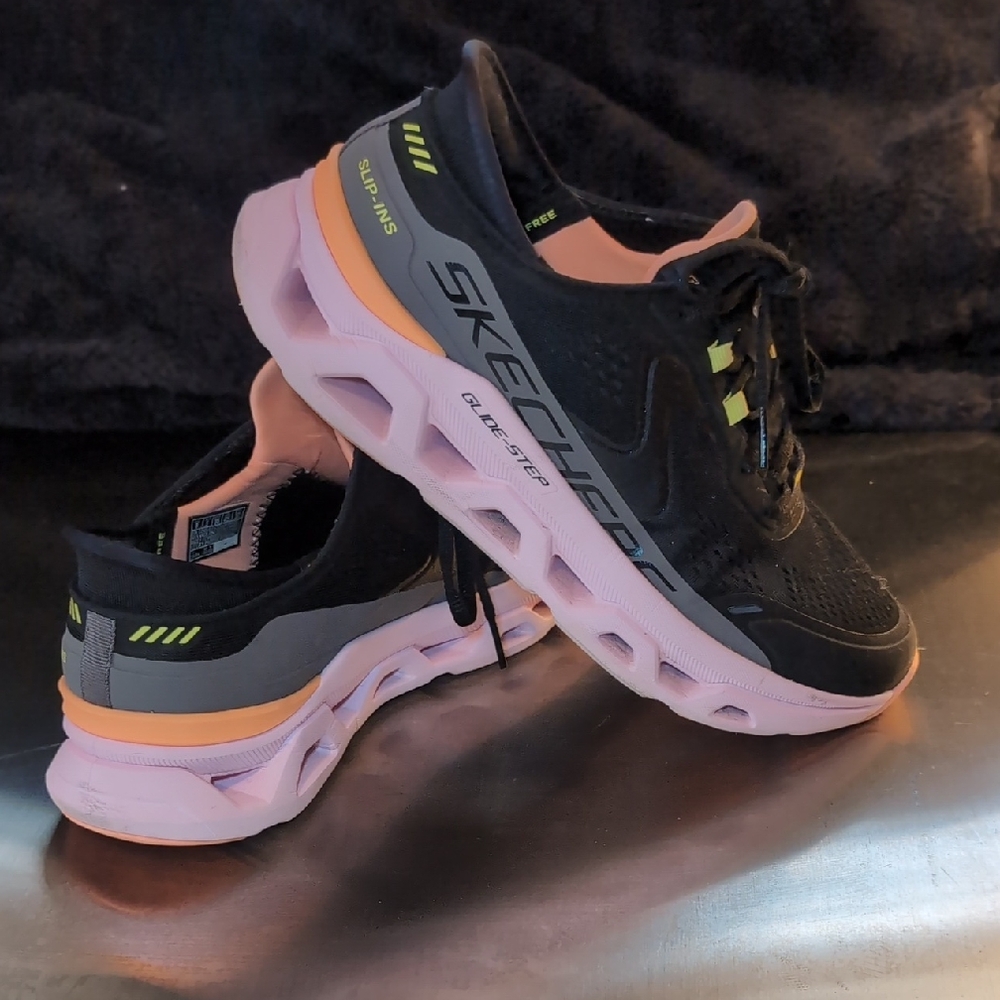 Skechers Women's glide step slip ins. Size 8